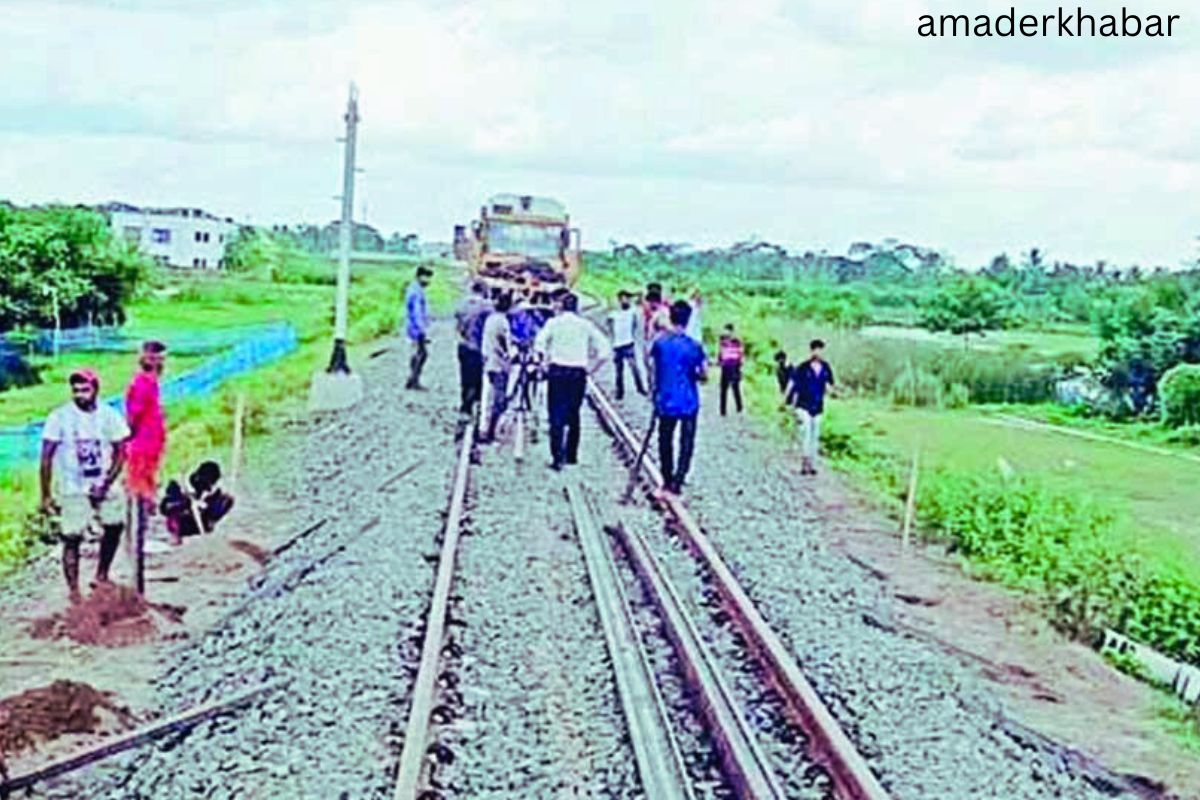 খুলনা-মোংলা রেললাইনের পাথর-বালু সরে যাচ্ছে